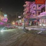 รถกระบะชนเสาไฟฟ้าแรงสูงจนล้มหลายต้นในซอยพาณิชย์ช้าง เมืองพัทยา สายไฟขาดตกอยู่บนถนน เจ้าหน้าที่เข้าปิดพื้นที่กลางดึกเพื่อความปลอดภัย