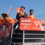 ผู้นำพรรคประชาชนกล่าวปราศรัยระหว่างการหาเสียงก่อนการเลือกตั้งวันที่ 8 กุมภาพันธ์