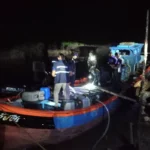 เจ้าหน้าที่ตรวจสอบเรือประมงที่ต้องสงสัยลักลอบน้ำมันดีเซลเถื่อนในจังหวัดสตูล