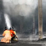 เจ้าหน้าที่ตำรวจตรวจสอบจุดเกิดเหตุวางเพลิงและลอบวางระเบิดปั๊มน้ำมันในสามจังหวัดชายแดนใต้