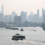 หมอกควัน PM2.5 ปกคลุมกรุงเทพฯ อาคารและท้องฟ้า