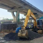 หลุมทรุดบนถนนพระราม 2 ใกล้สะพานท่าจีน รถกระบะตกลงหลุม ไม่มีผู้บาดเจ็บ