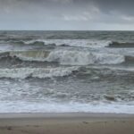 คลื่นทะเลอ่าวไทยสูงและลมแรงบริเวณชายหาดสงขลา หลังกรมอุตุนิยมวิทยาออกประกาศเตือนภัย